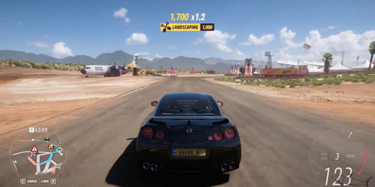 Forza Horizon 5 - Nissan GT-R Black Edition - O jogador segue seus oponentes em um carro de luxo