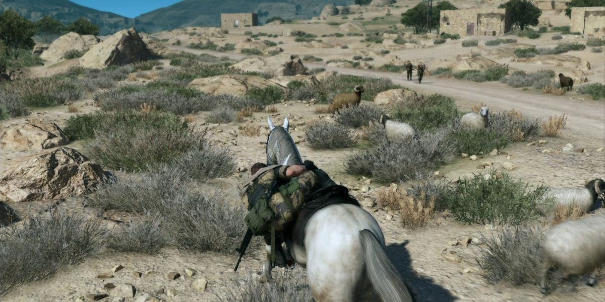 Metal Gear Solid v montando um cavalo se escondendo de soldados soviéticos