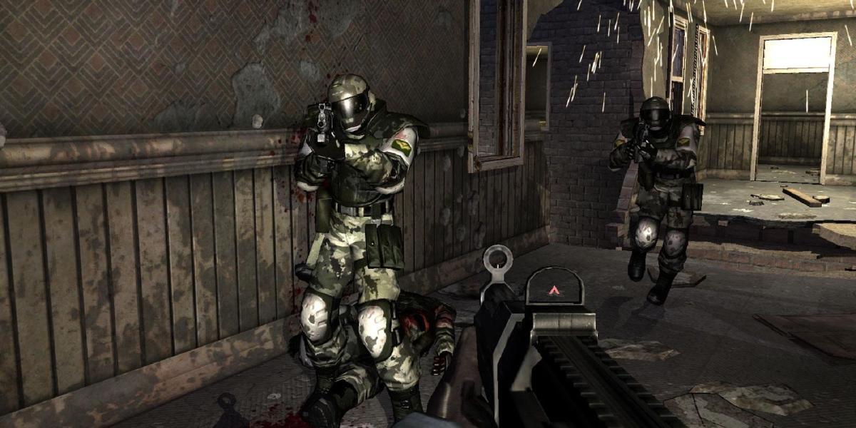 Captura de tela do proganosut apontando sua arma para os inimigos de uma perspectiva de primeira pessoa em um prédio decadente.