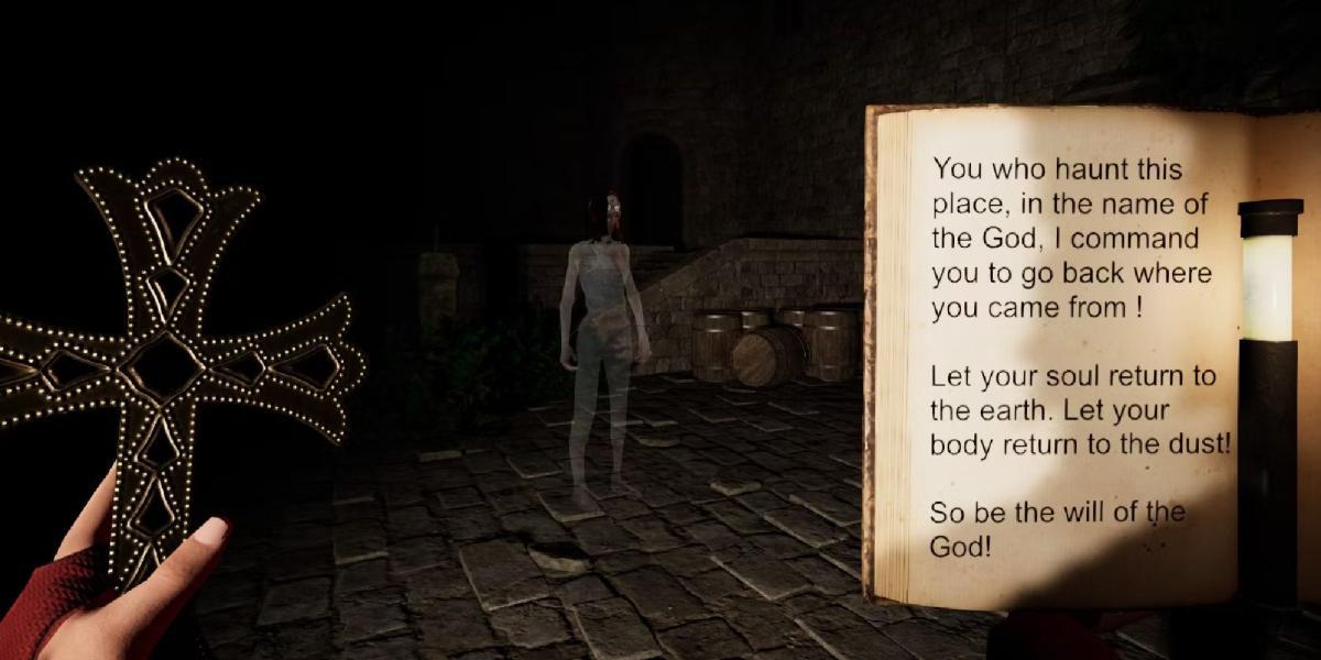 O jogador segura uma cruz e um livro enquanto confronta um espírito.