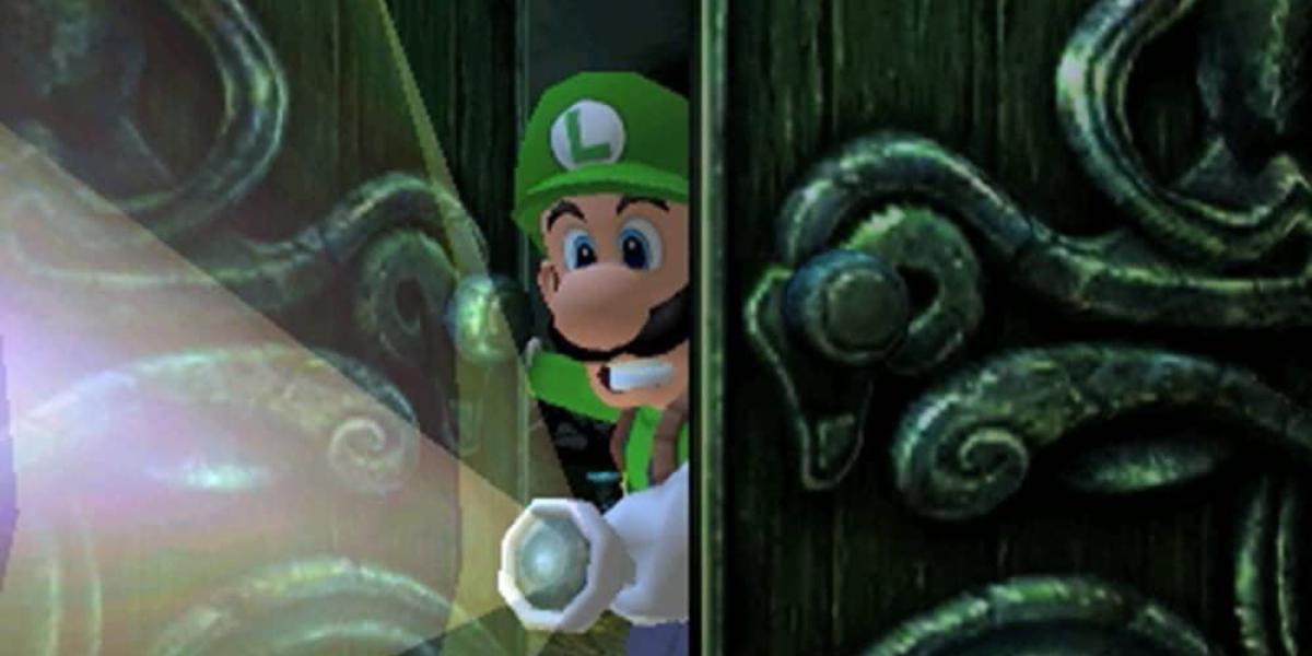 Luigi enfiando a cabeça pela porta da mansão, uma lanterna na mão e os dentes cerrados de medo.