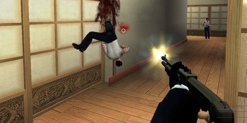 Hitman: Silent Assassin visão em primeira pessoa do Agente 47 atirando em alguém