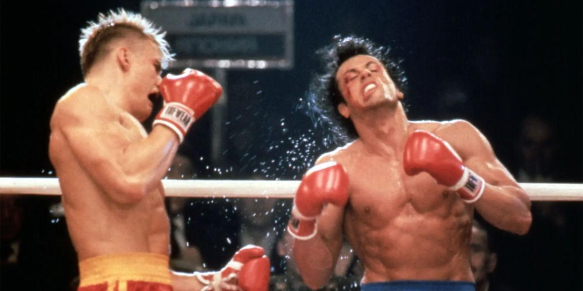 Ivan Drago socando Rocky Balboa durante sua luta em Rocky IV