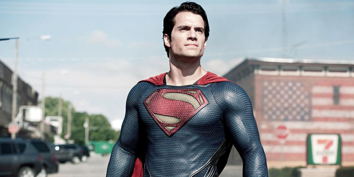 Henry Cavill vestido de Superman em uma rua americana