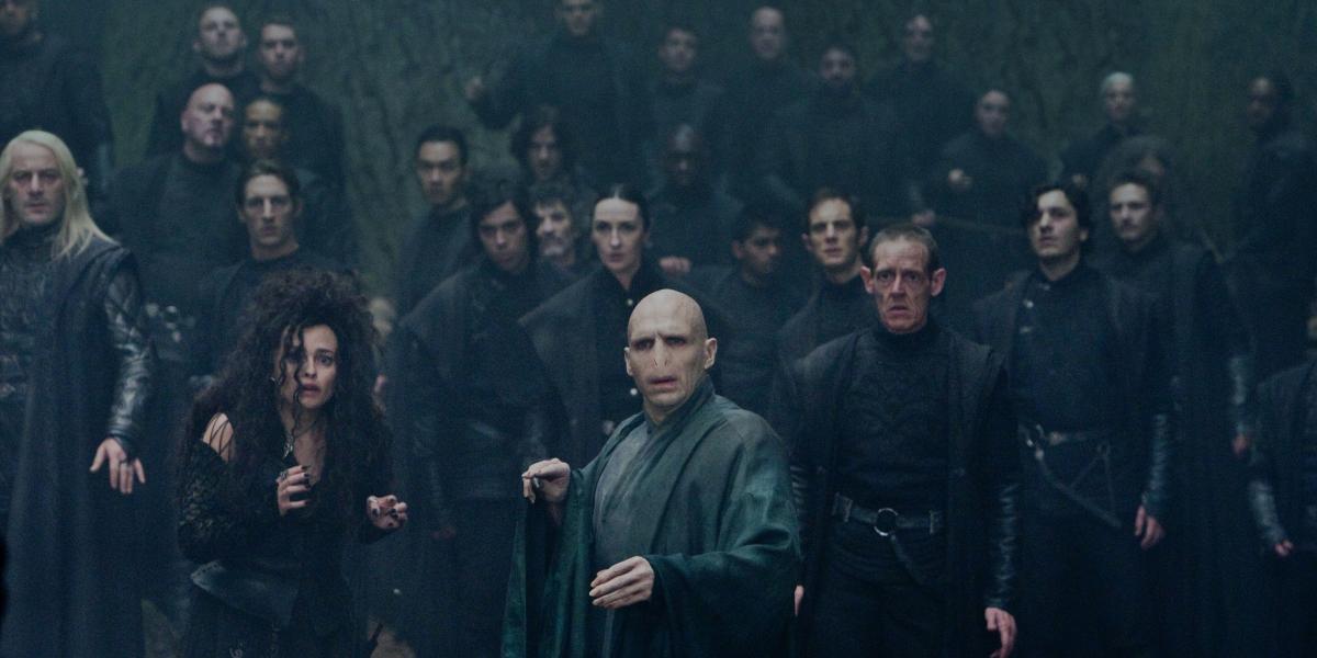 Comensais da Morte atrás de Voldemort em Harry Potter