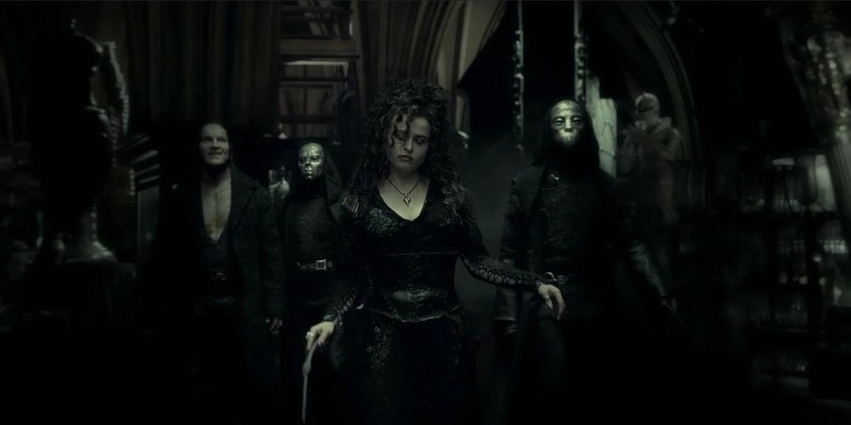 Bellatrix liderando um grupo de Comensais da Morte em Harry Potter