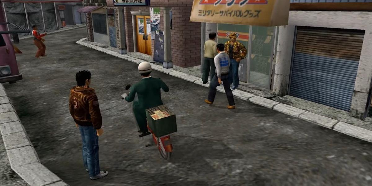 Ryo passeando na Dobuita Street de Yokosuka no primeiro jogo Shenmue