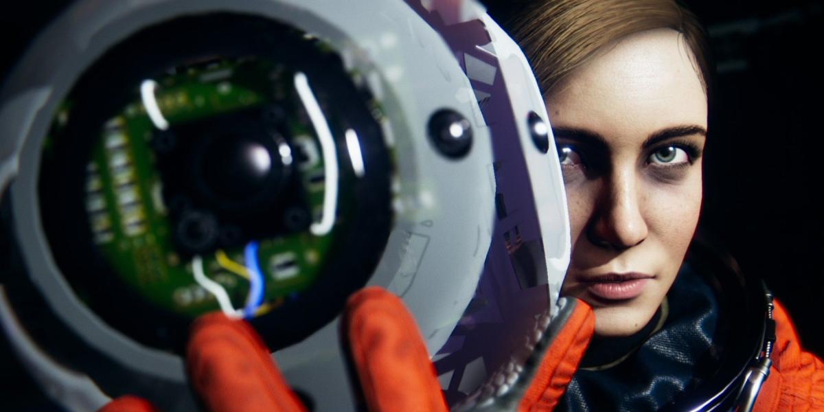 Um close-up de uma mulher astronauta segurando um robô que se parece com um olho em Observação