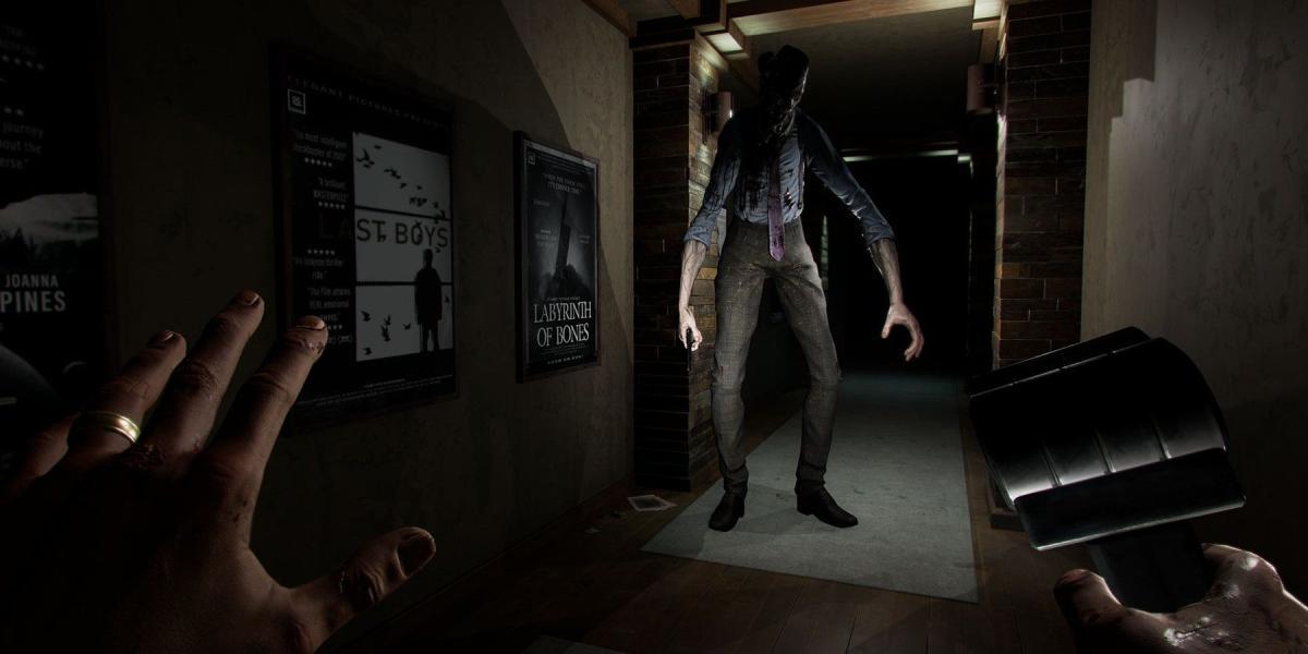 Monstro de homem com braços longos no corredor escuro.