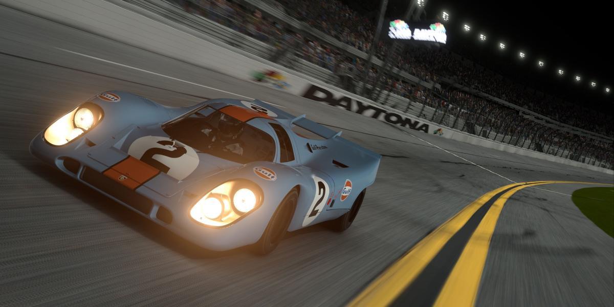 Um carro de corrida dirigindo no Daytona International Raceway à noite no Gran Turismo 7