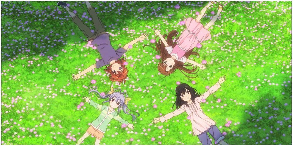 Quatro meninas deitadas na grama