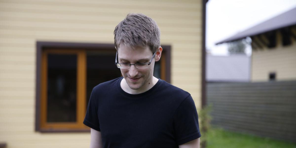 (foto) imagem de um homem branco de óculos parado em um quintal