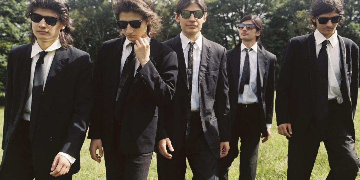 (foto) um grupo de cinco adolescentes vestindo ternos black tie