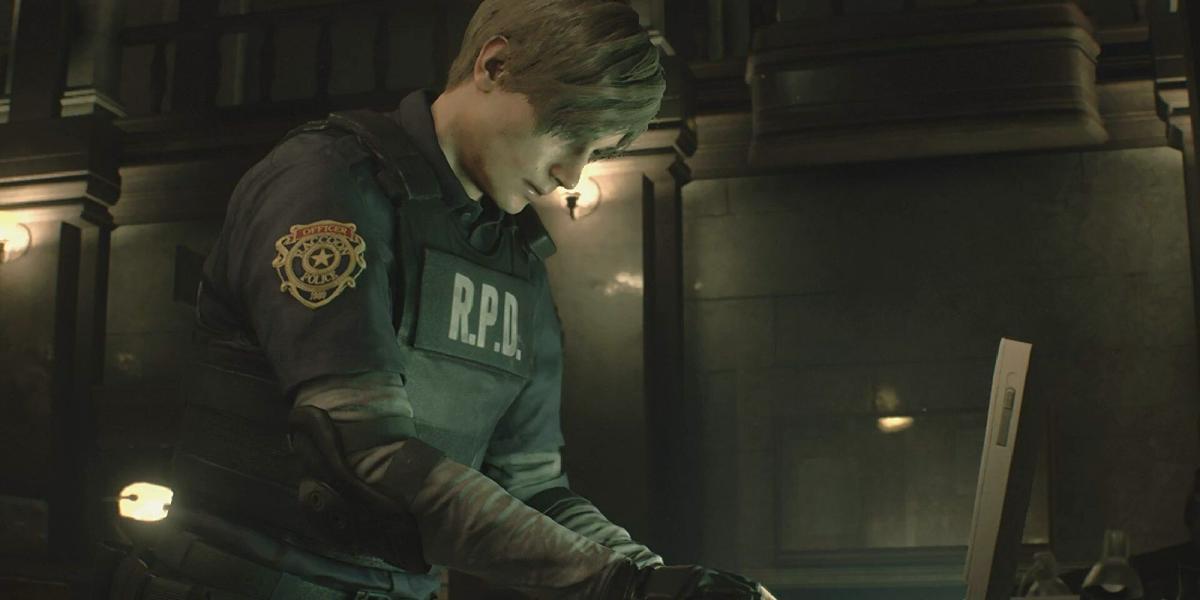 Leon visto em Resident Evil 2 Remake, digitando em um terminal de computador.