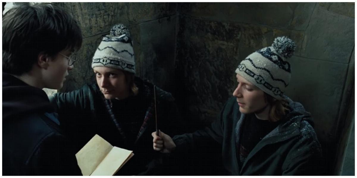 Fred e Jorge mostrando o Mapa do Maroto para Harry em Harry Potter e o Prisioneiro de Azakaban