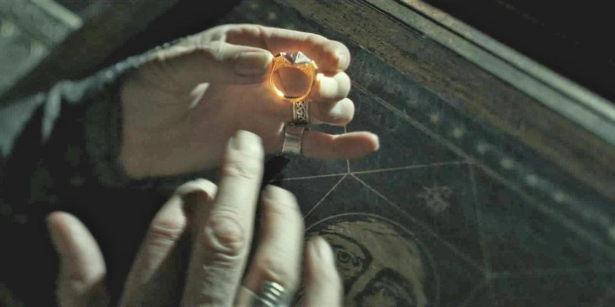 Dumbledore experimentando o anel de Servolo Gaunt