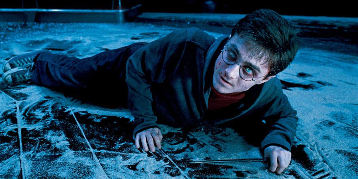 Buracos na trama de Harry Potter que os filmes consertaram Harry possuído por Voldemort