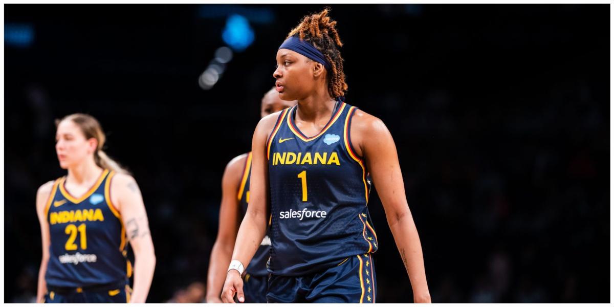 NaLyssa Smith da WNBA do Indiana Fever em um uniforme azul e amarelo