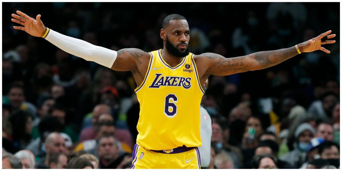 LeBron James do LA Lakers com os braços estendidos