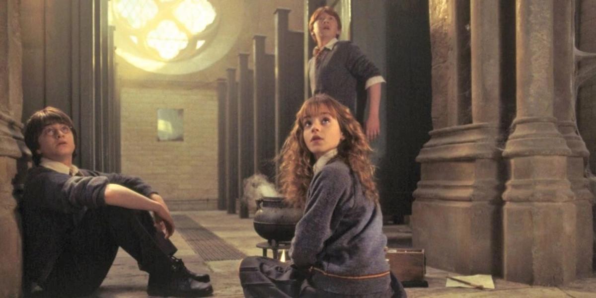 Hermione prepara a Poção Polissuco na presença de Harry e Rony no Banheiro da Murta Que Geme em Harry Potter e a Câmara Secreta.