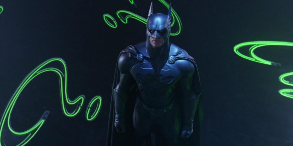 Batman de Val Kilmer parado no covil do Charada em Batman Forever