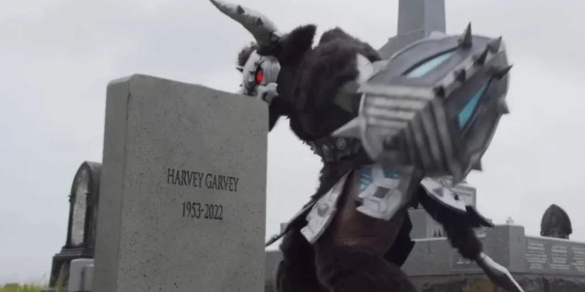 Minotauro prestes a destruir a lápide de Harvey Garvey no cemitério em Power Rangers Once And Always