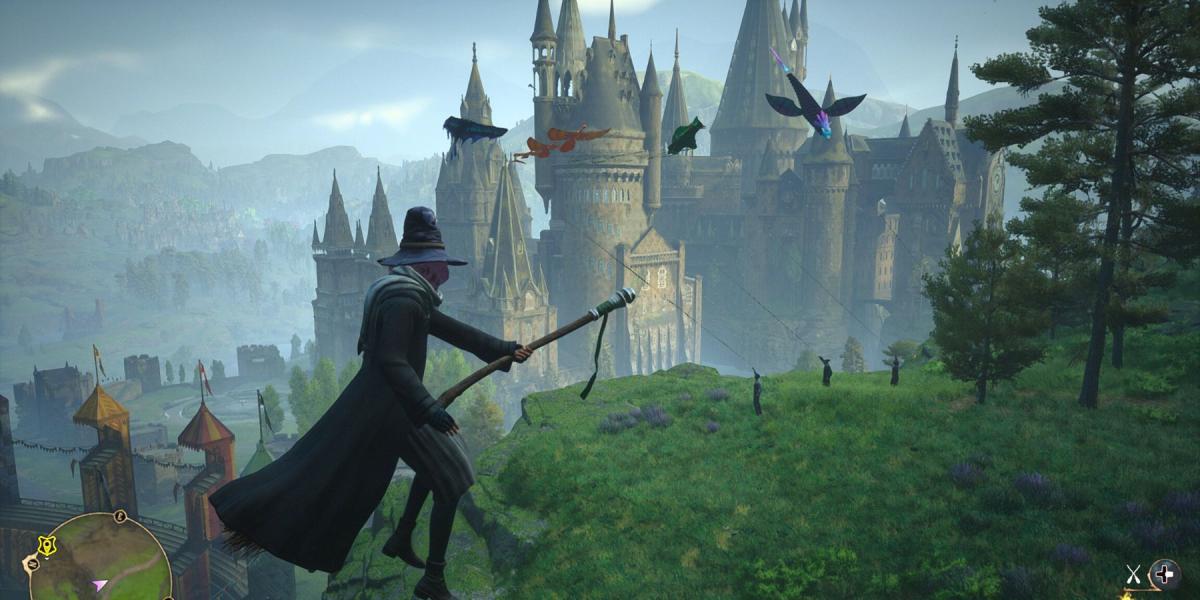 Vassoura voando pelos papagaios e campo de quadribol pelo Castelo de Hogwarts em Hogwarts Legacy