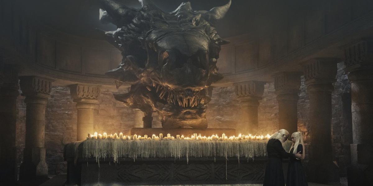 Rei Viserys e Rhaenyra conversam em frente a velas na Casa do Dragão
