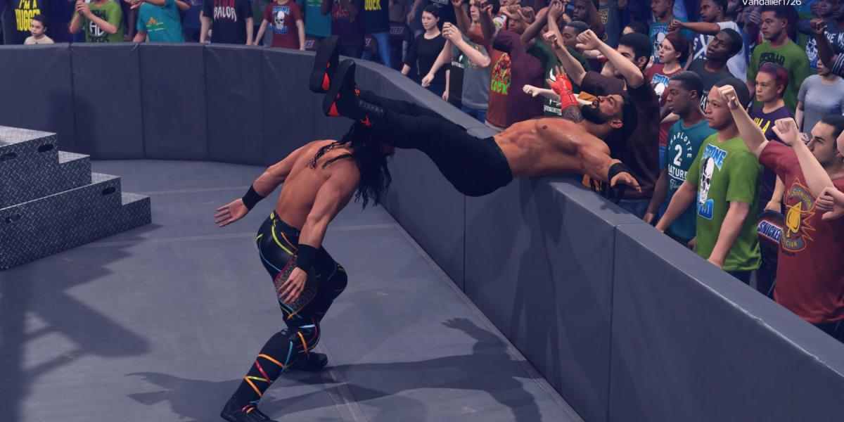 WWE 2K23 Seth Rollins Powerbombs Roman para a barricada