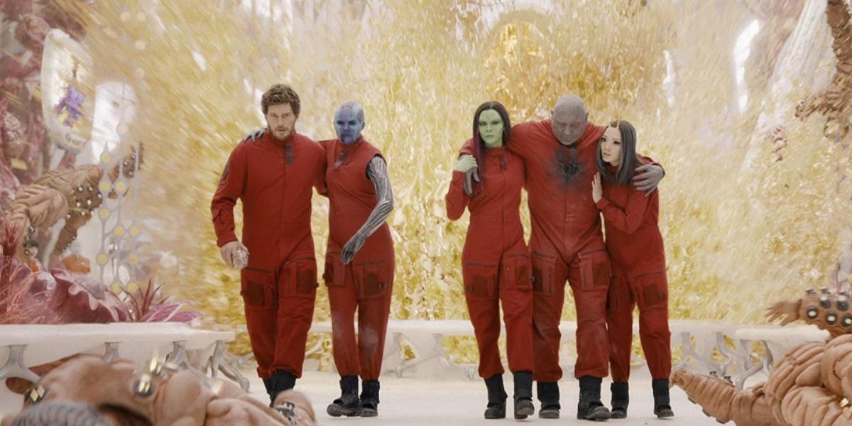 Guardiões da Galáxia 3 Star-Lord, Nebula, Gamora, Drax e Mantis vestindo macacões laranja
