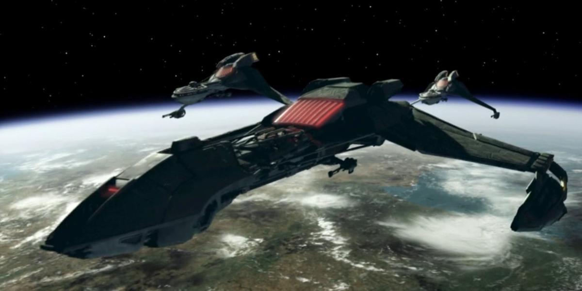 Uma nave Klingon voa pelo espaço em Star Trek