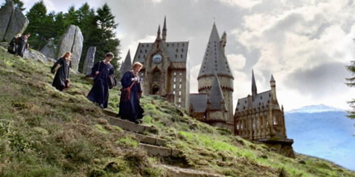 Hermione, Harry e Ron caminhando fora de Hogwarts em Harry Potter