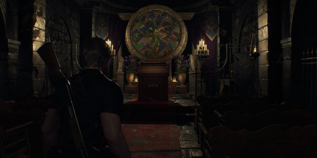 Explorando a igreja no remake de Resident Evil 4
