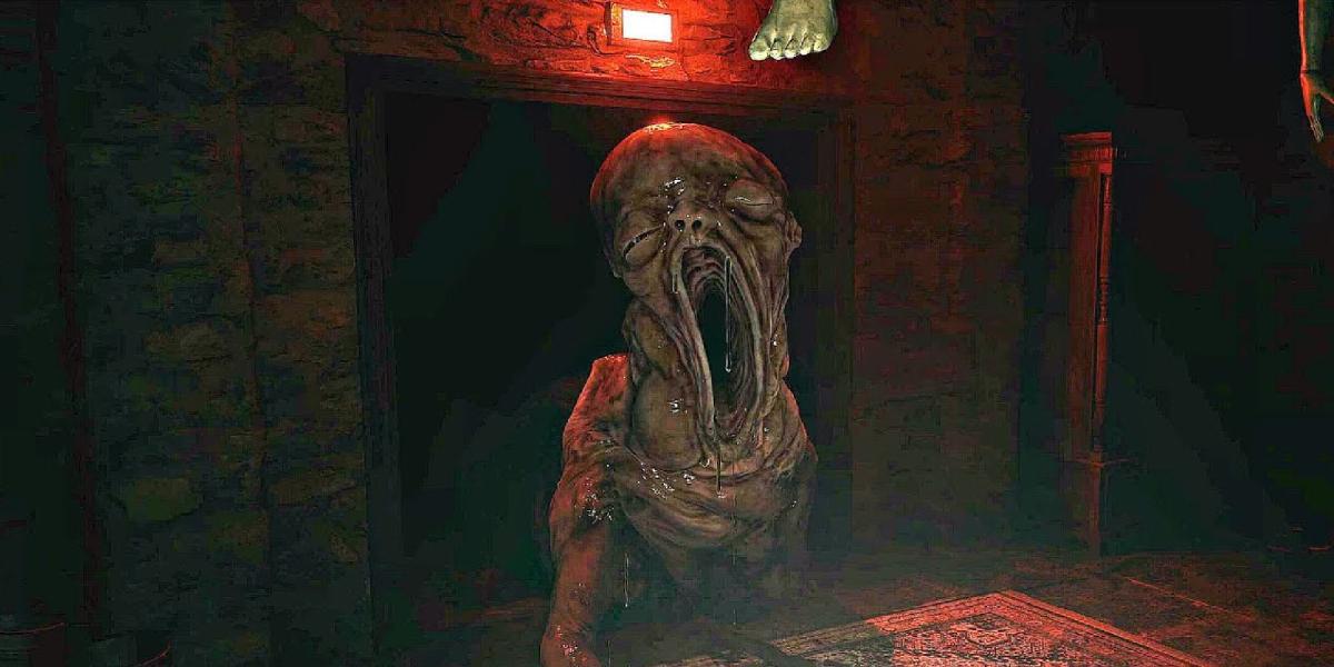 O horripilante monstro bebê de Resident Evil 8, rastejando por uma sala iluminada em vermelho em direção ao jogador.