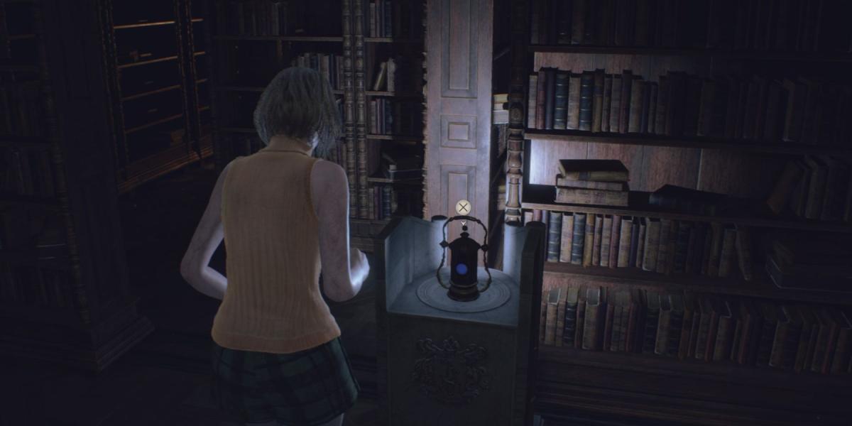 Ashley coloca a lanterna em um pedestal em Resident Evil 4 Remake
