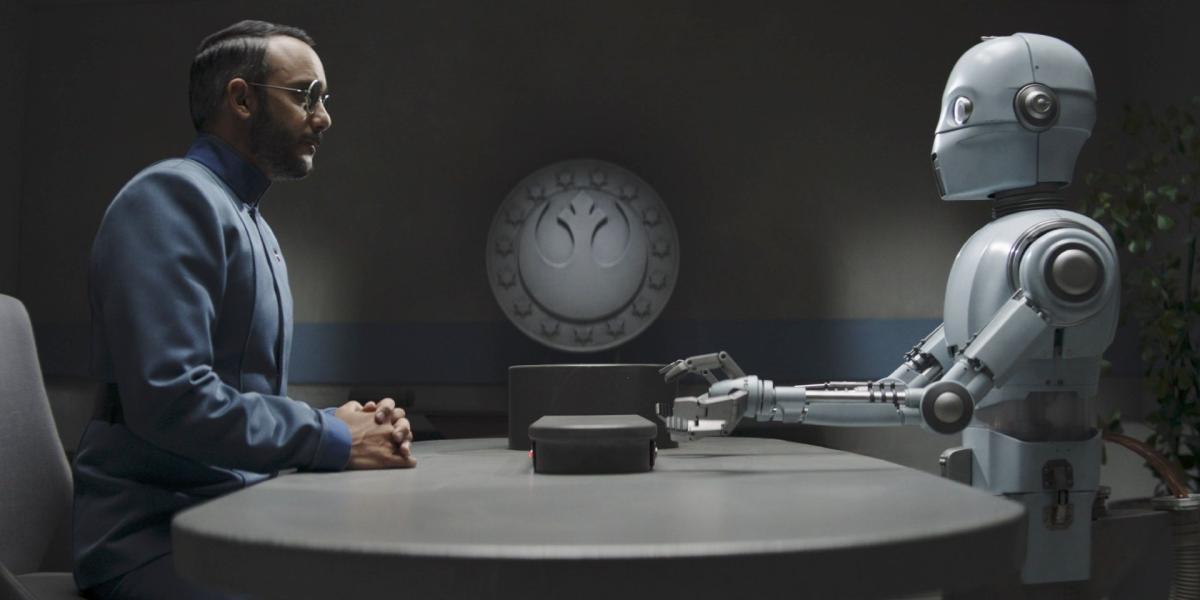 Dr_Pershing_talks_to_a_droid_in_The_Mandalorian