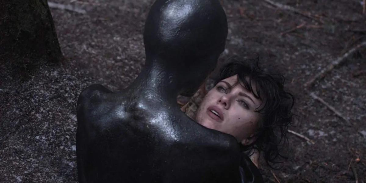 Uma entidade negra com o alienígena de Scarlett Johansson em Under The Skin