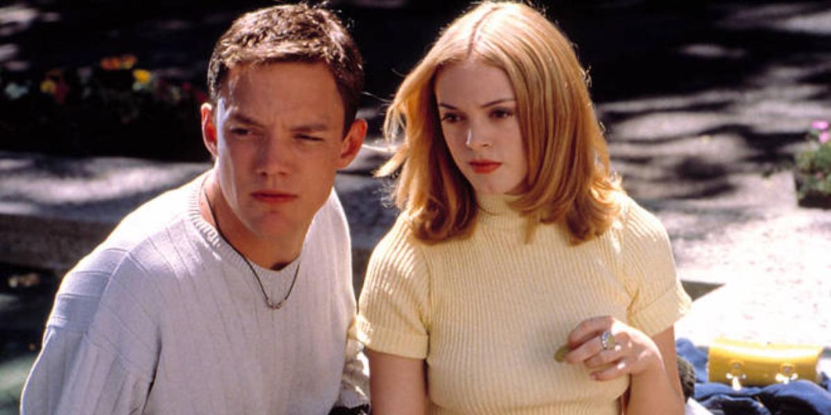 Stu (Matthew Lillard) e Tatum (Rose McGowan) sentados do lado de fora da escola em Scream