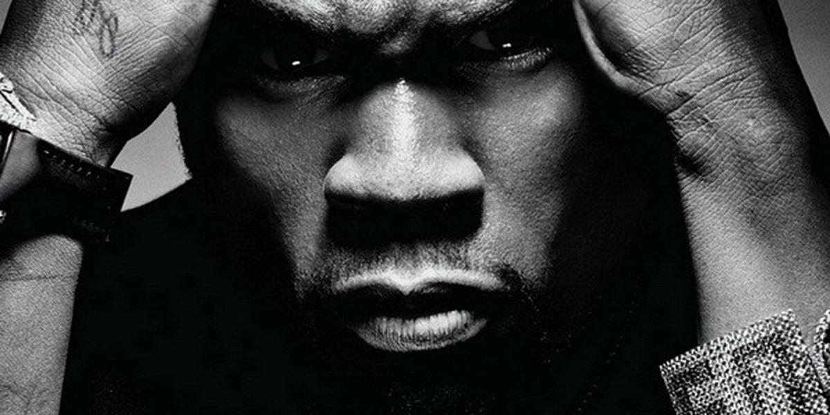 Retrato preto e branco da capa do álbum Curtis de 50 Cent de perto