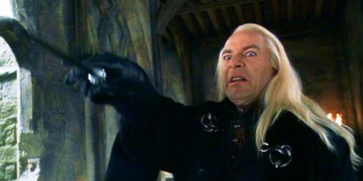 Encantamento parcial de Lúcio Malfoy de Avada Kedavra em Harry Potter e a Câmara Secreta.