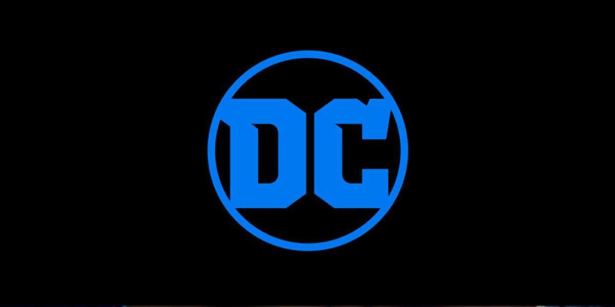 O logotipo da DC em azul sobre um fundo preto