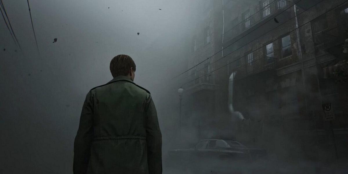 Imagem do remake de Silent Hill 2 mostrando James Sunderland caminhando pela cidade nebulosa do título.