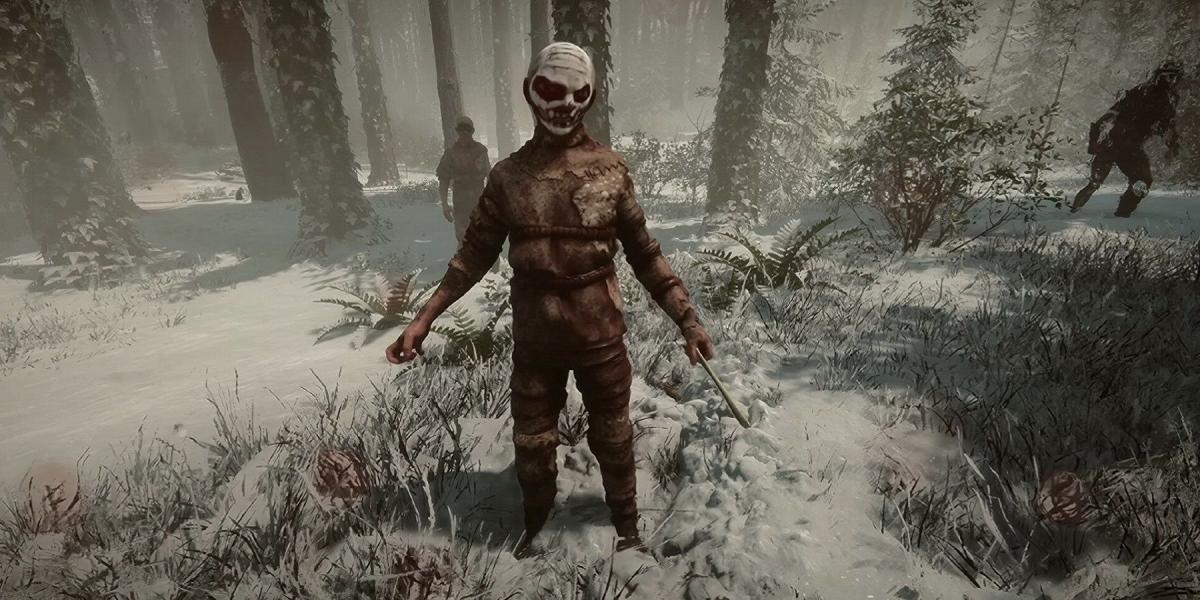 Imagem de Sons of the Forest mostrando um canibal parado no meio da floresta nevada.