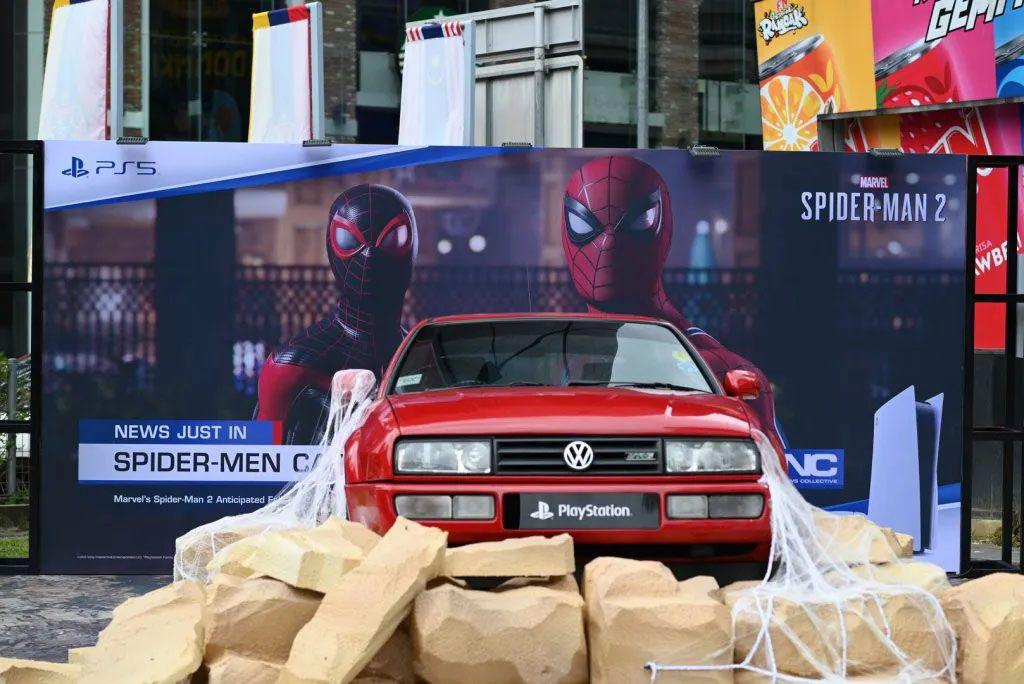 Sony Advertising Spider-Man 2 com carro real coberto de teia