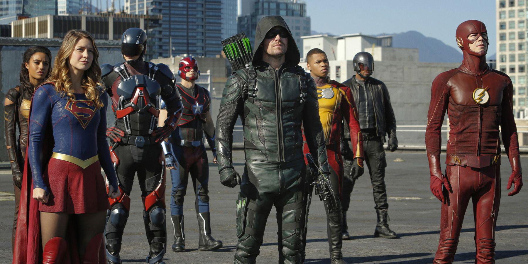 Stephen Amell retorna como Arqueiro Verde para a temporada final do Flash