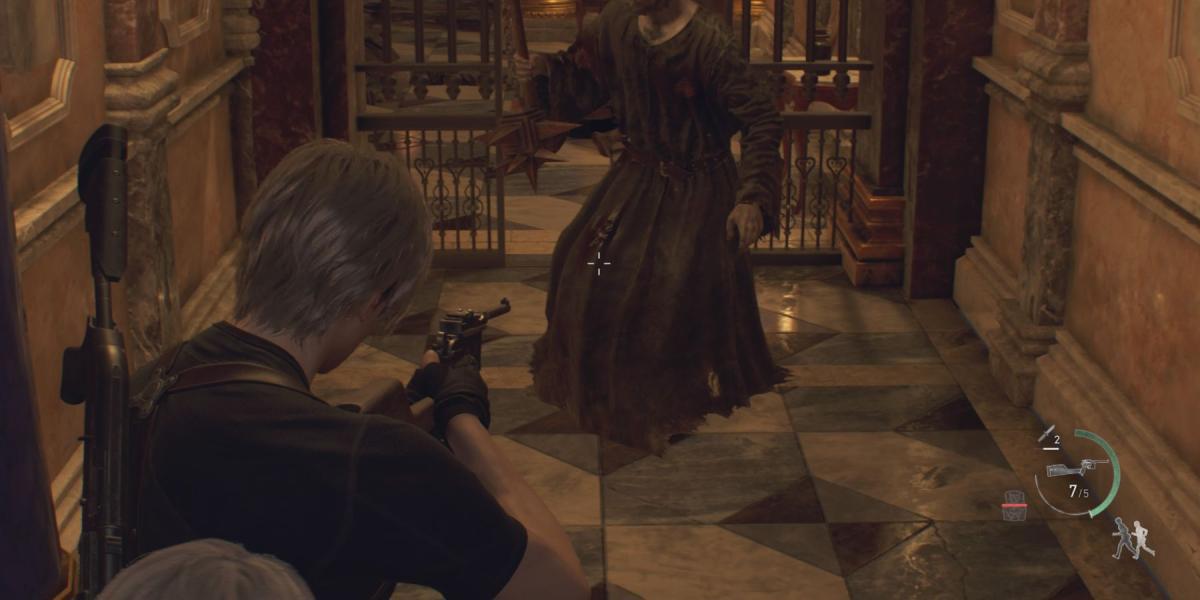 Leon mira na perna de um Cultista no remake de Resident Evil 4