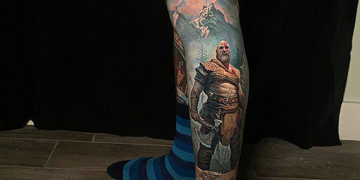 Tatuagem de manga de perna de God of War incrivelmente detalhada levou 2 anos para ser concluída