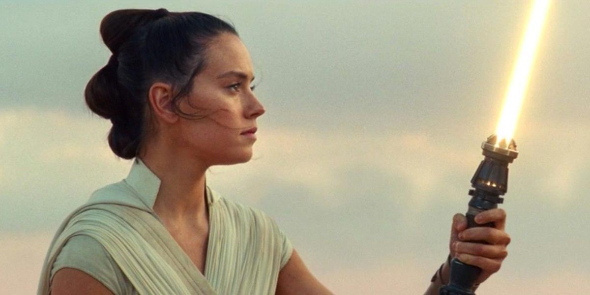 Daisy Ridley Rey Star Wars Rise of Skywalker sabre de luz