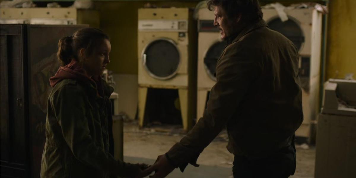 Joel pega a pistola roubada de Ellie em The Last of Us.
