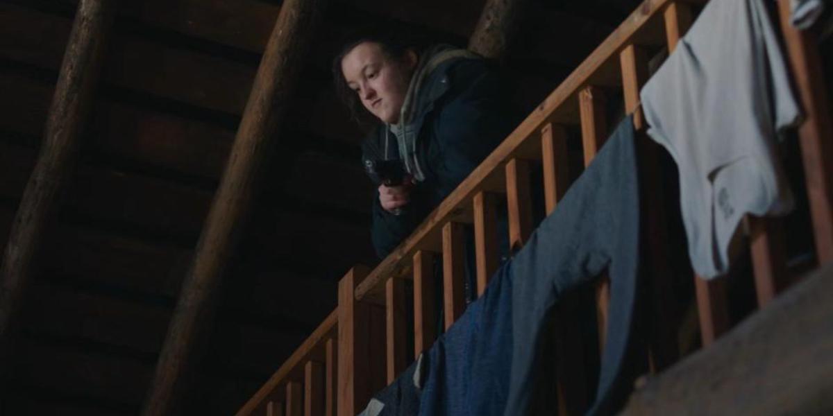 Ellie na cabana de Marlon e Florence em The Last of Us.